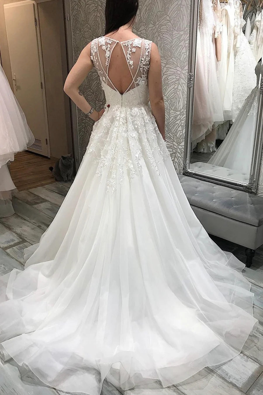Wedding Dresses V Neck Court Train A-Line White V-Neck Lace Evening Dresses Long Prom Dresses with Beading Appliques