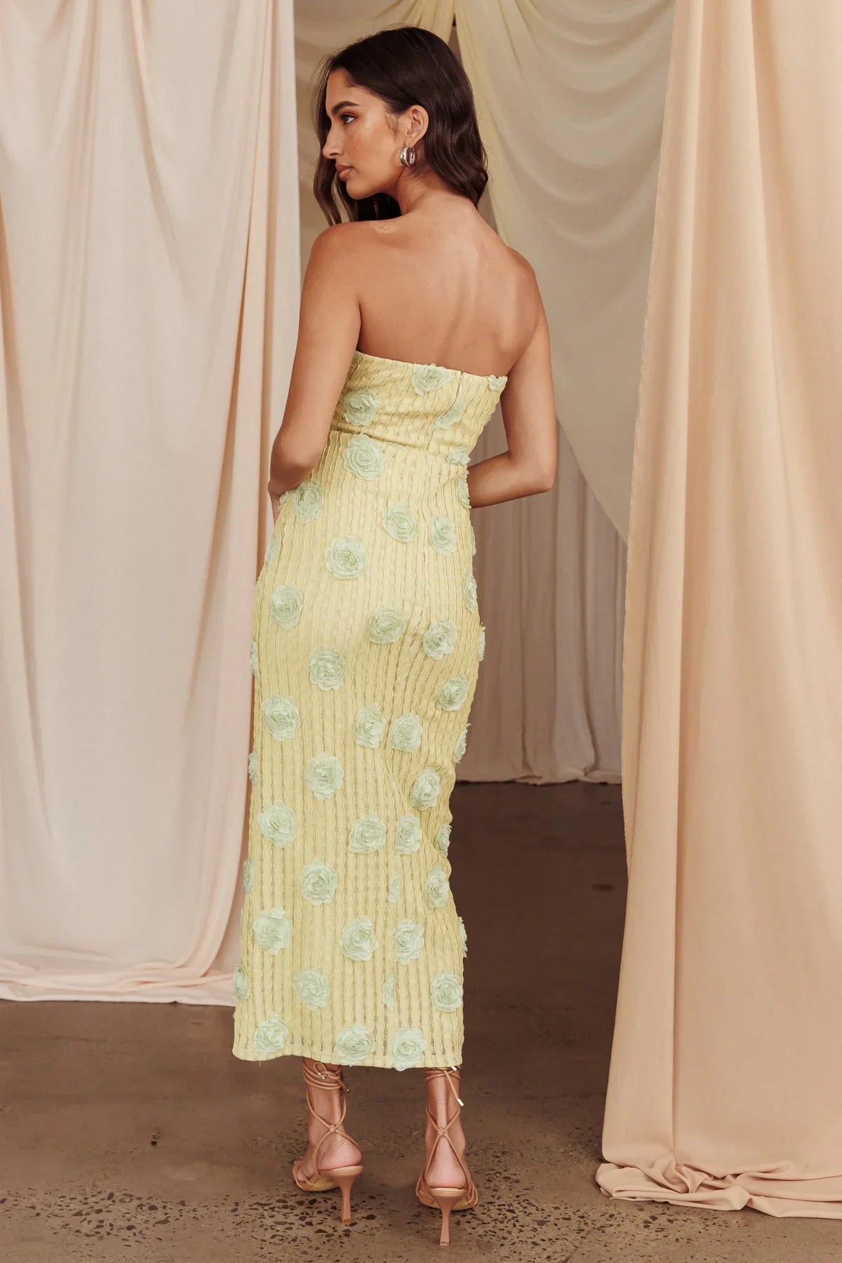 Romantic Fitted Sweetheart Neck Strapless 3D Floral Textured Midi Evening Dress