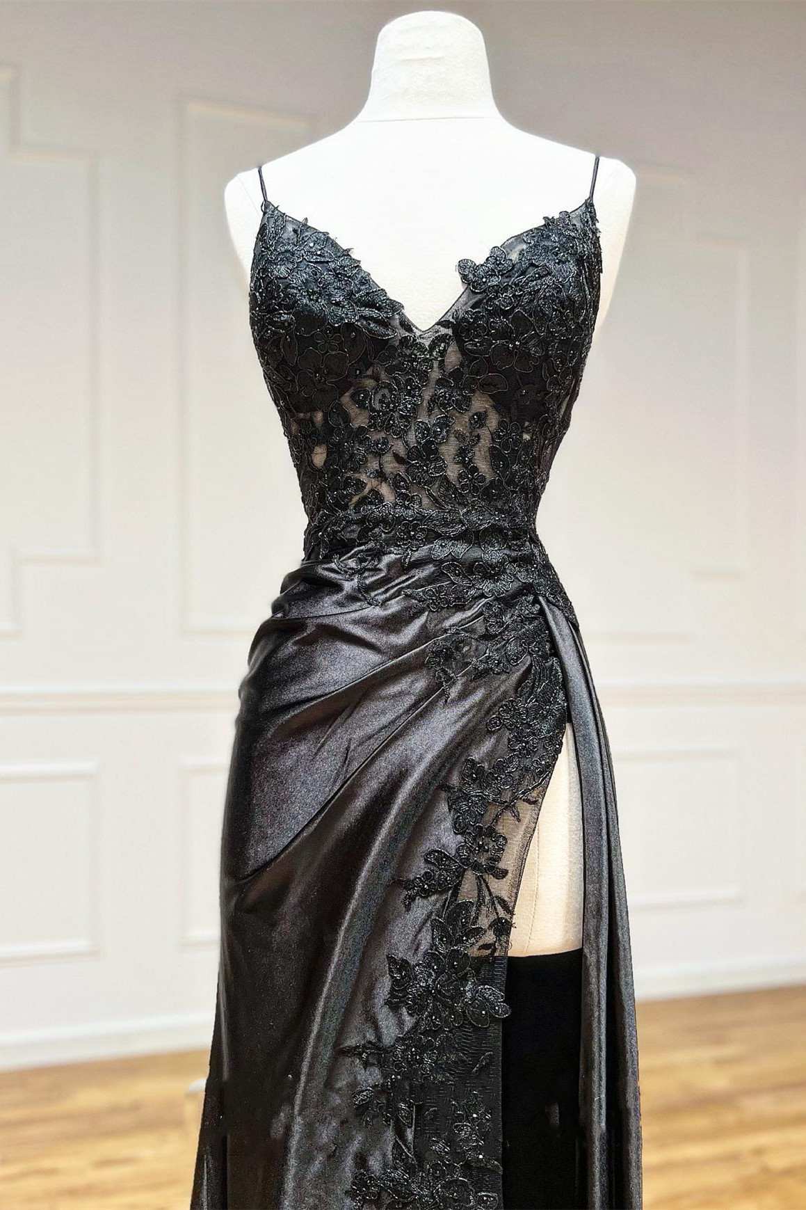 Sweep/Brush Train Dresses Black Spaghetti Straps Long Appliques Prom Dress With Slit