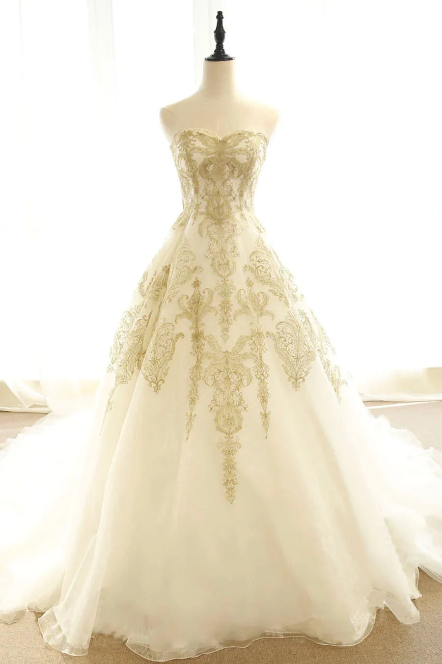 Open Back Wedding Dresses Sweep / Brush Train Ball Gown Strapless Evening Dress with Train Champagne Strapless Tulle Lace Prom Dress with Appliques