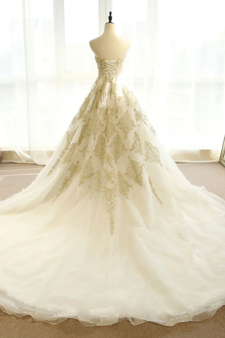 Open Back Wedding Dresses Sweep / Brush Train Ball Gown Strapless Evening Dress with Train Champagne Strapless Tulle Lace Prom Dress with Appliques