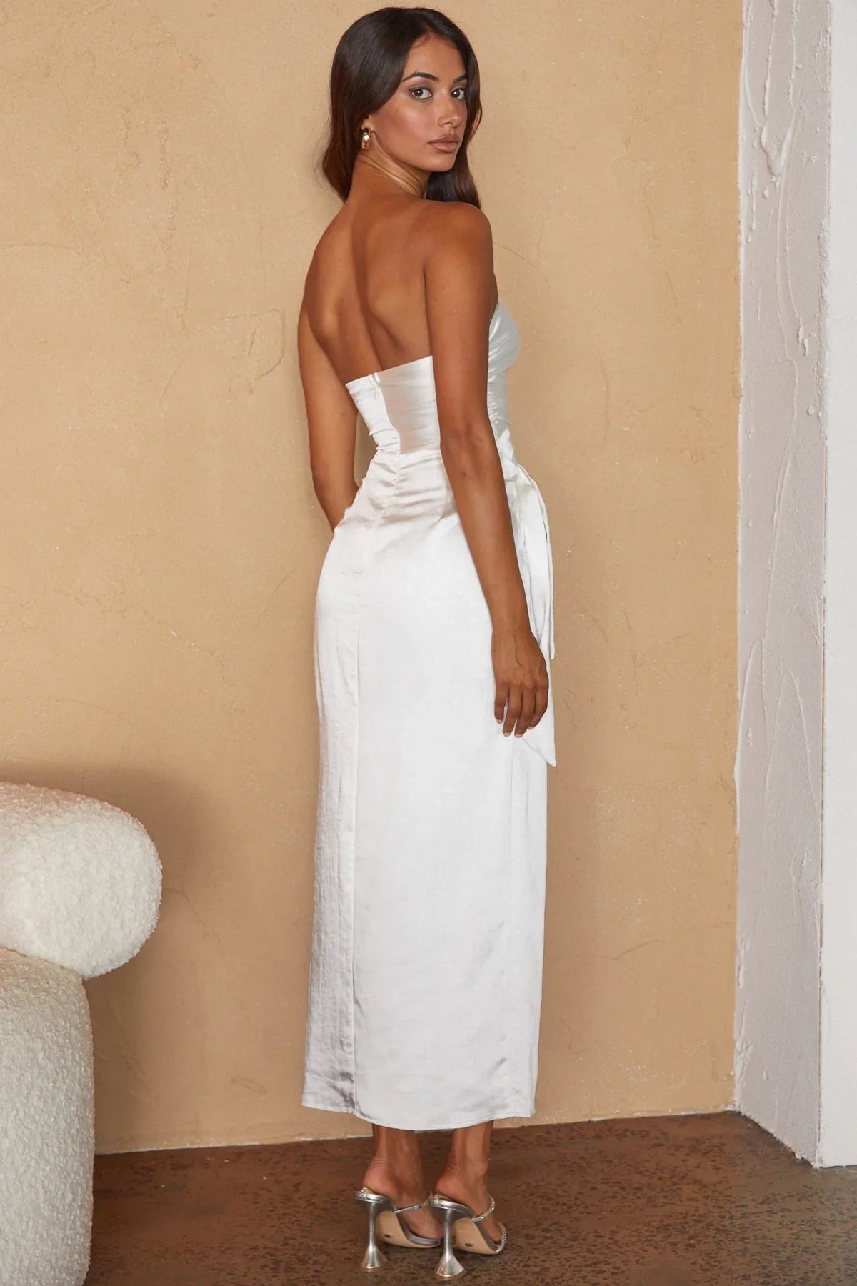 Elegant Fitted Strapless Twist Front Satin Midi Evening Dress