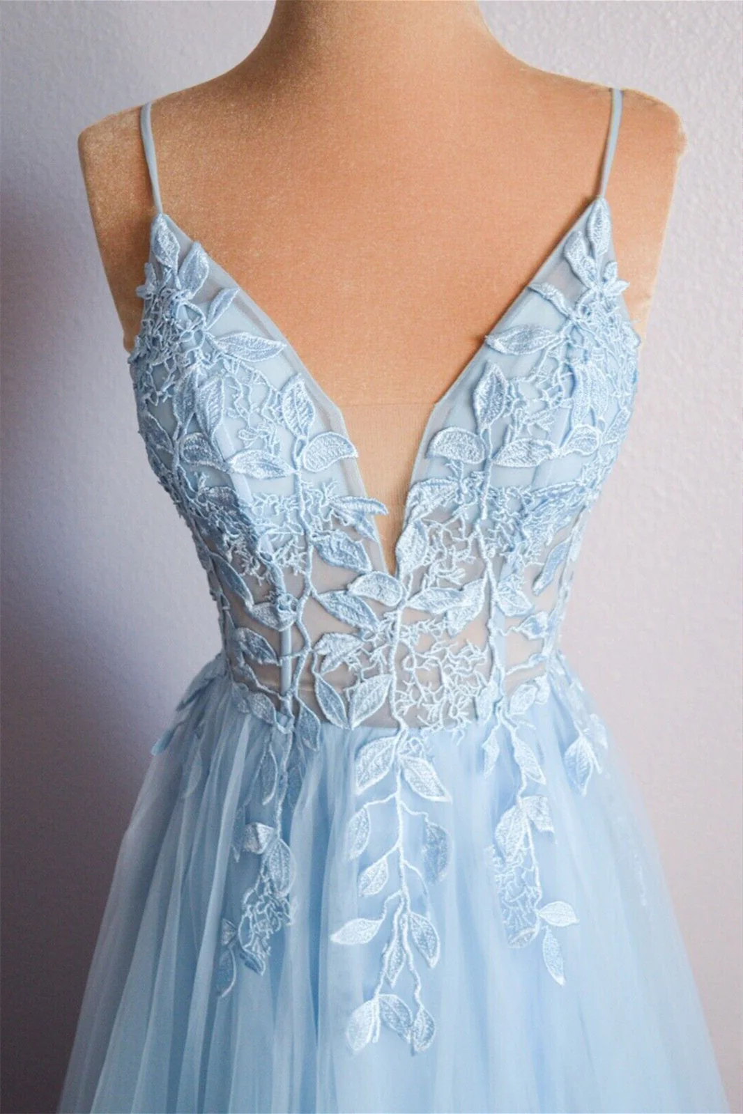 Sweep/Brush Train Dresses V Neck Lace-Up Appliques Tulle Long Prom Dress