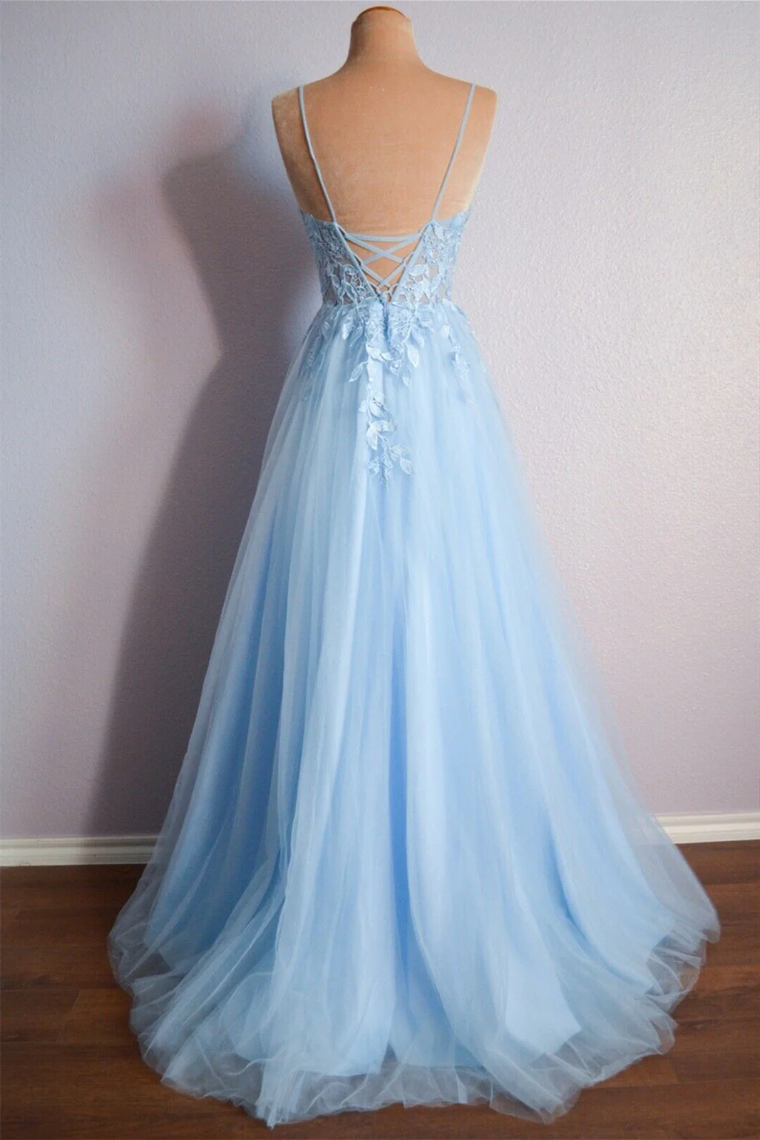 Sweep/Brush Train Dresses V Neck Lace-Up Appliques Tulle Long Prom Dress