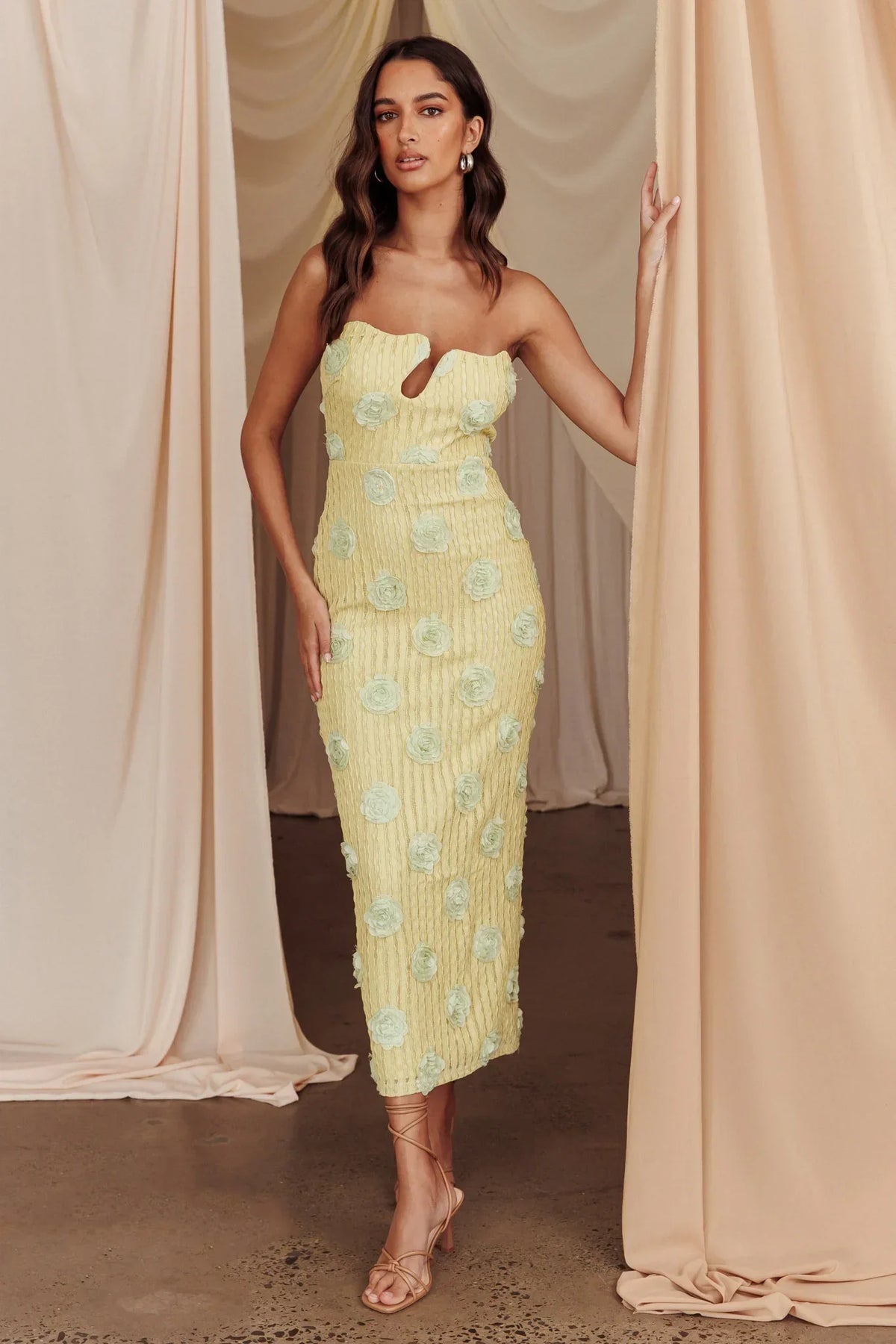 Romantic Fitted Sweetheart Neck Strapless 3D Floral Textured Midi Evening Dress