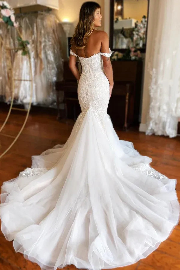 A-Line Lace White Sleeveless Sweep / Brush Train Lace Bridal Gowns Wedding Dress With  Appliques