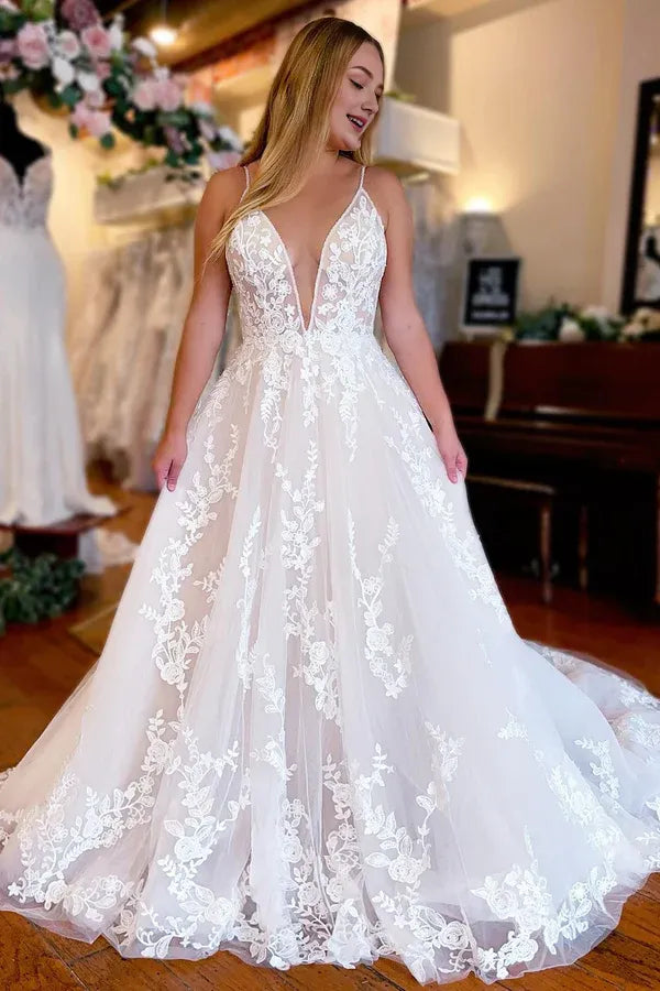 Open Back Sexy Formal Wedding Dresses Spaghetti Straps V Neck Sleeveless Court Train Lace Bridal Gowns With Appliques