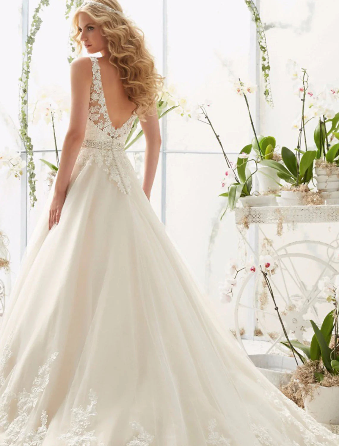 Charming Engagement Open Back Sexy Formal Wedding Dresses A-Line V Neck Sleeveless Court Train Lace Bridal Gowns With Appliques