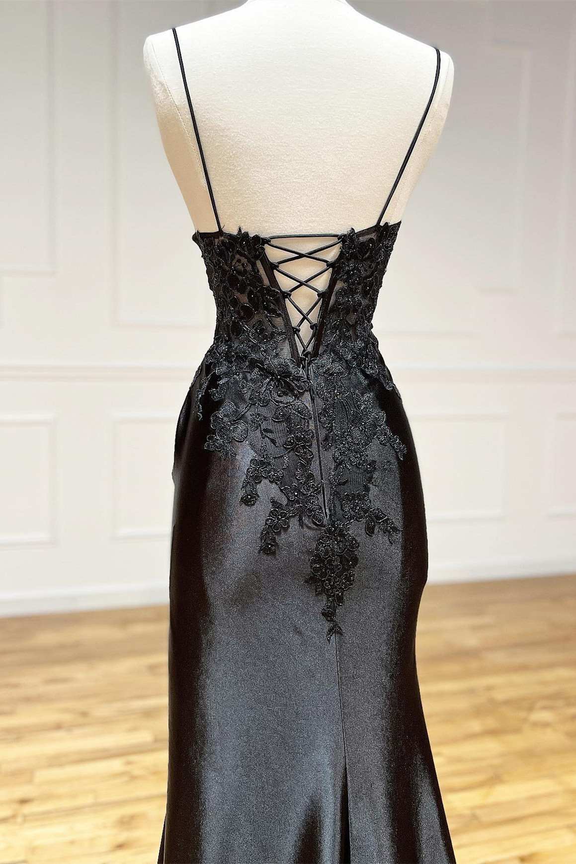 Sweep/Brush Train Dresses Black Spaghetti Straps Long Appliques Prom Dress With Slit