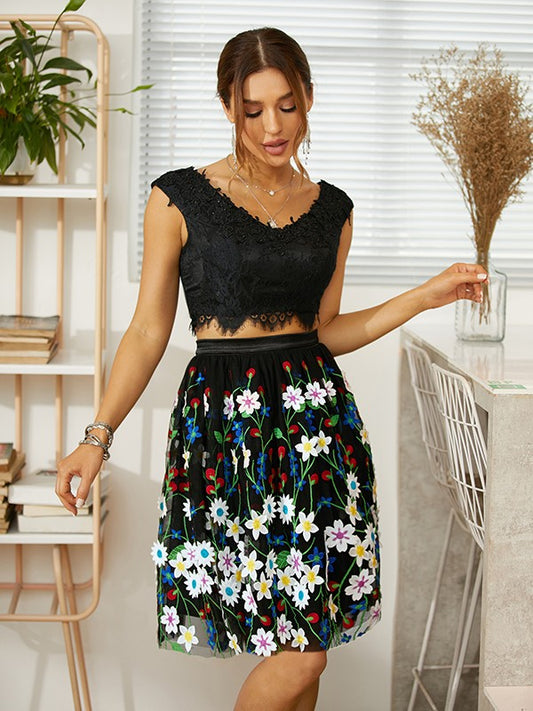 A-Line/Princess Lace V-neck Sleeveless Knee-Length Two Piece Homecoming Dresses